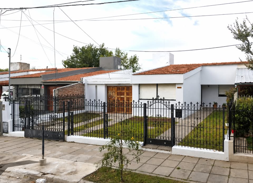 Una casa donde tus hijos jueguen en la calle o tengan libertad ! Esta podria ser !!!! - foto 1