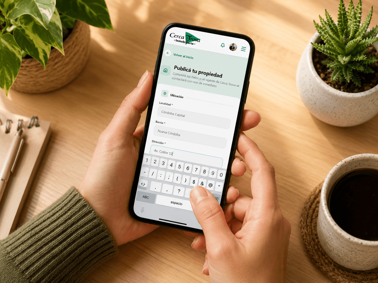 Propietario completando el formulario de publicación desde el celular
