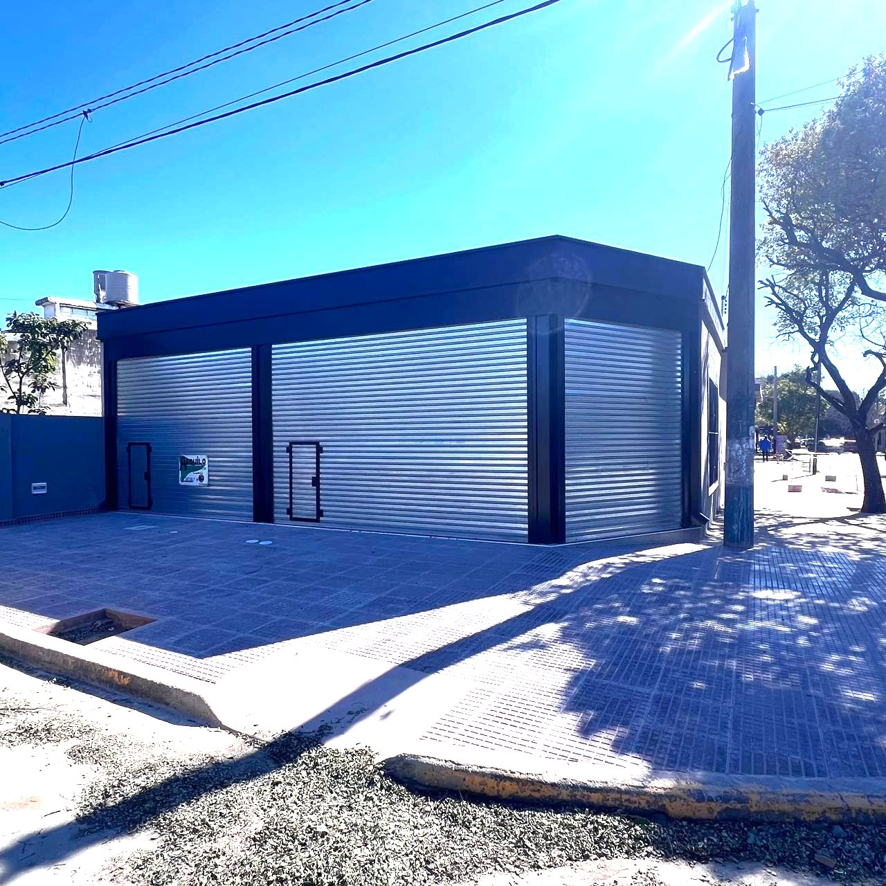 Solo quedan dos locale para Alquilar uno frente a la Plaza y otro a la vuelta , ya se fue un LOCAL y el Depto de 2 dormit. - foto 2